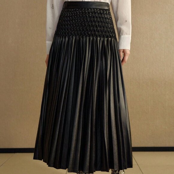 Black Elegant Women's Textured faux leather Pleated Skirt - Picture 3 of 7